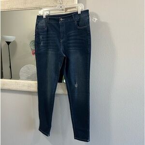 CG Women’s NEW Distressed stretch Jeans Size 16